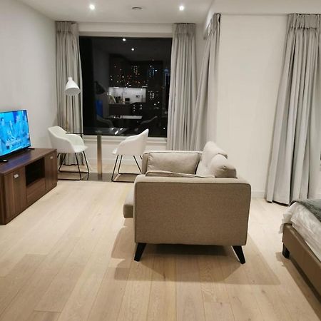 Comfy 1 Bed Studio 1 Minute From Train Station Appartement Londen Buitenkant foto