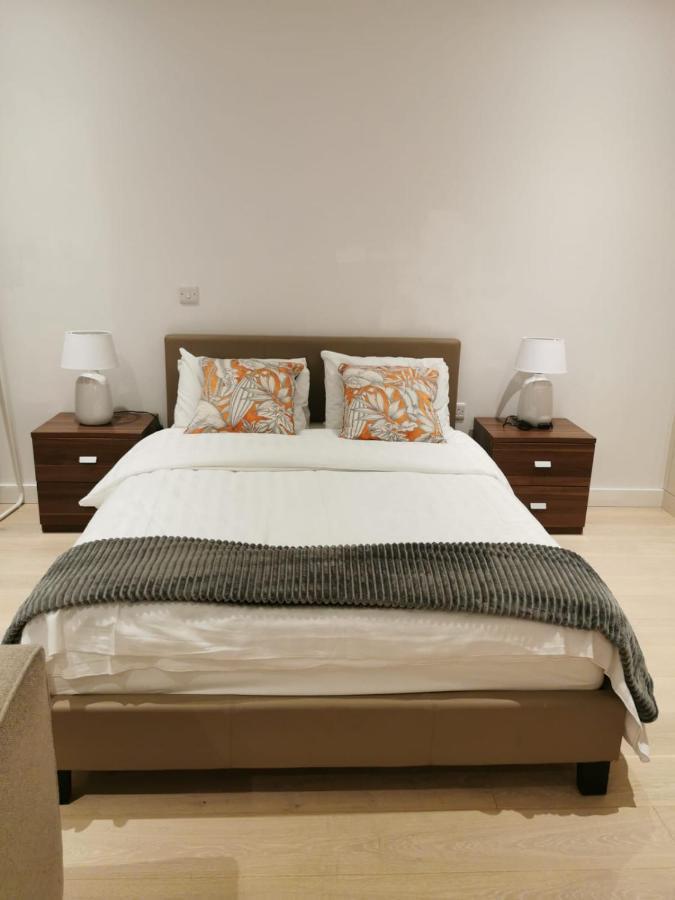 Comfy 1 Bed Studio 1 Minute From Train Station Appartement Londen Buitenkant foto