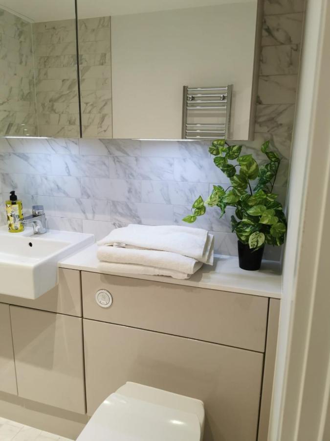 Comfy 1 Bed Studio 1 Minute From Train Station Appartement Londen Buitenkant foto