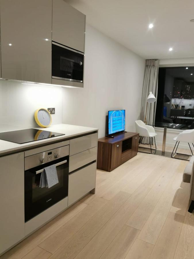 Comfy 1 Bed Studio 1 Minute From Train Station Appartement Londen Buitenkant foto