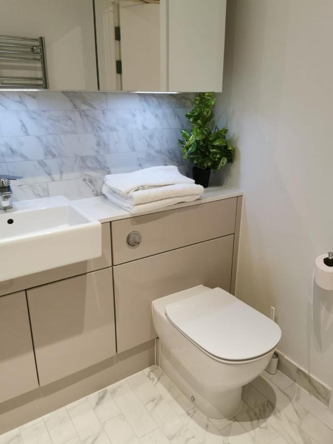 Comfy 1 Bed Studio 1 Minute From Train Station Appartement Londen Buitenkant foto