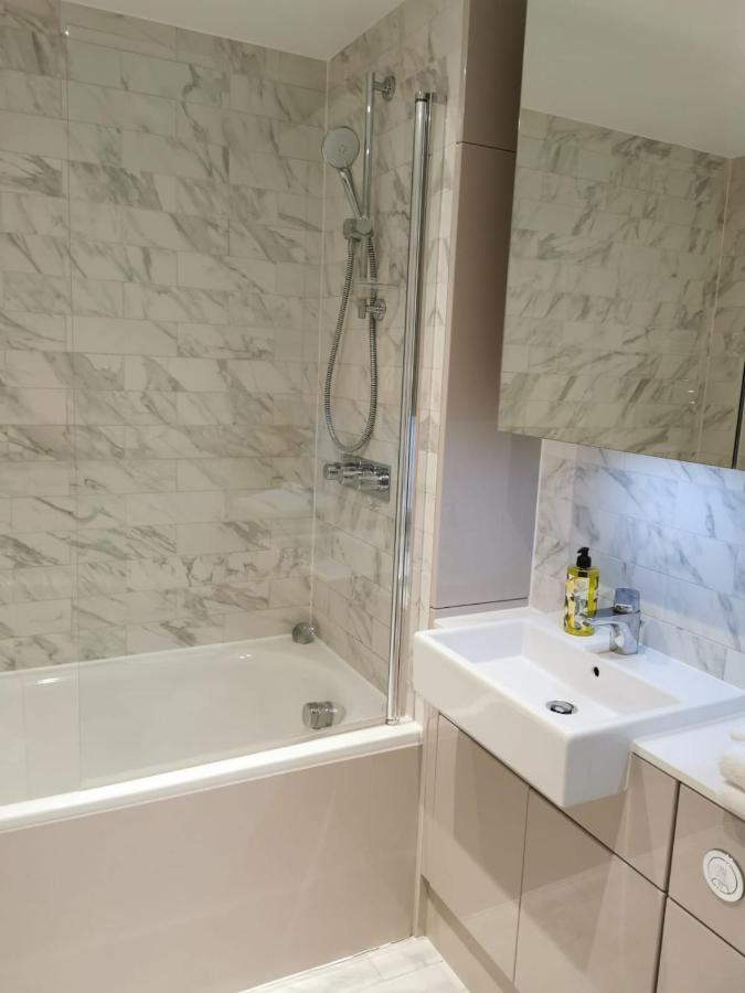 Comfy 1 Bed Studio 1 Minute From Train Station Appartement Londen Buitenkant foto